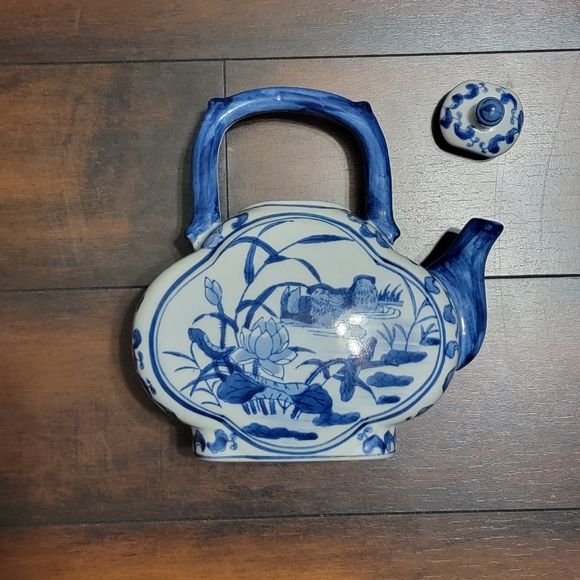 Vintage Andrea by Sadek Blue and White Teapot with Matching Lid - Picture 1 of 3